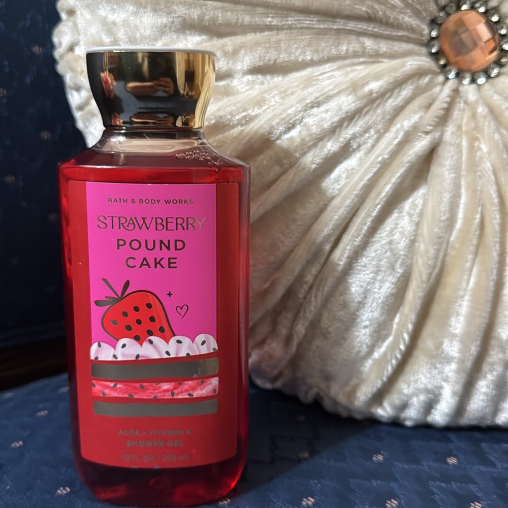 BATH & BODY WORKS SET. . . STRAWBERRY POUND CAKE SCENT - Picture 5 of 6